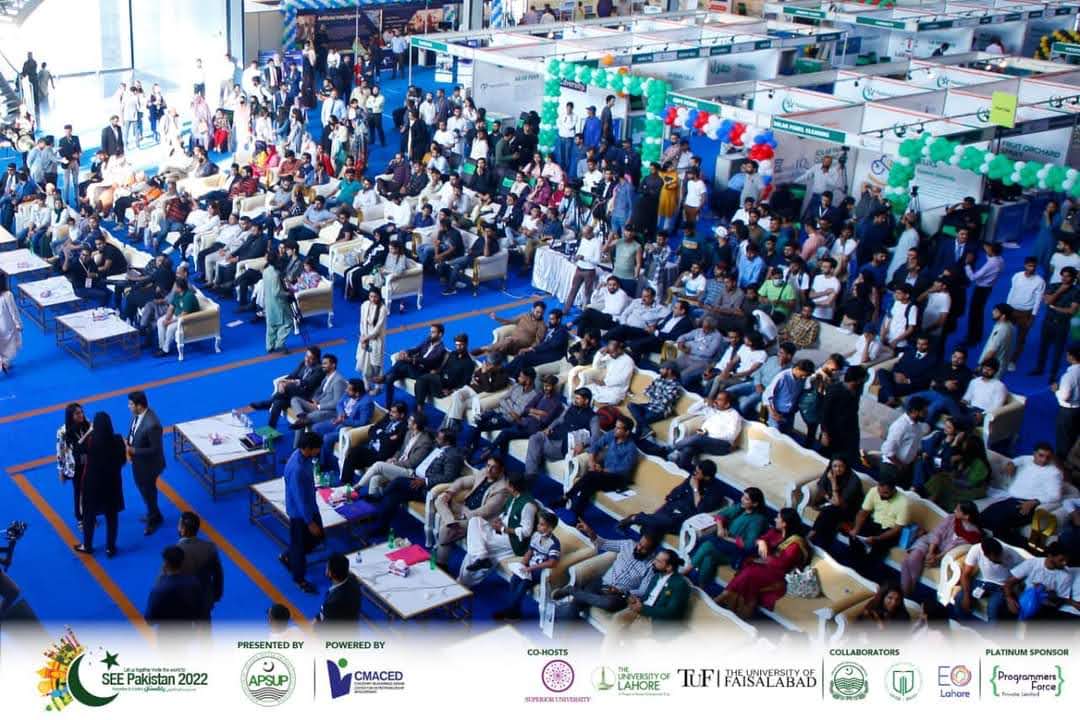 Rows of founders, investors and ecosystem leaders seated at the SEE Pakistan 2022 grand finale, with the exhibition stalls alongside